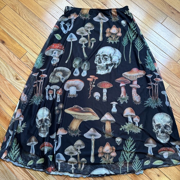 Hot Topic black mesh Mushroom/Skull midi Skirt, skull forest foliage size Medium - Picture 7 of 8